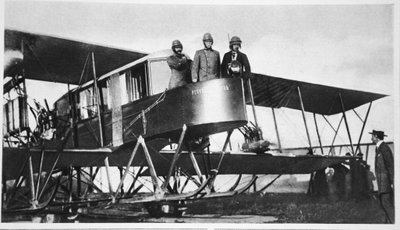 Russlands 3 und 12 Tonnen Flugzeug für acht! Ein riesiger Sikorsky-Doppeldecker, einer davon bombardierte die Deutschen in Ostpreußen, aus The Illustrated War News von Russian Photographer